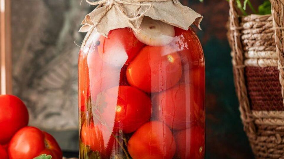 Для дополнительного аромата в банки можно добавить несколько листочков хрена и малины