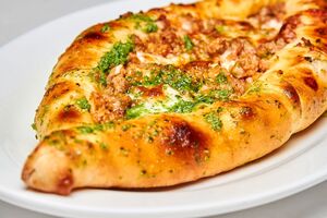 Хачапури имеет форму лодочки