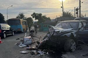 BMW зіткнувся з бетонною огорожею