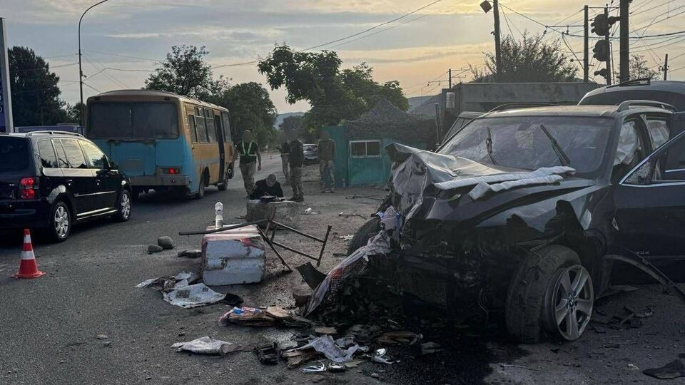 BMW столкнулся с бетонным забором