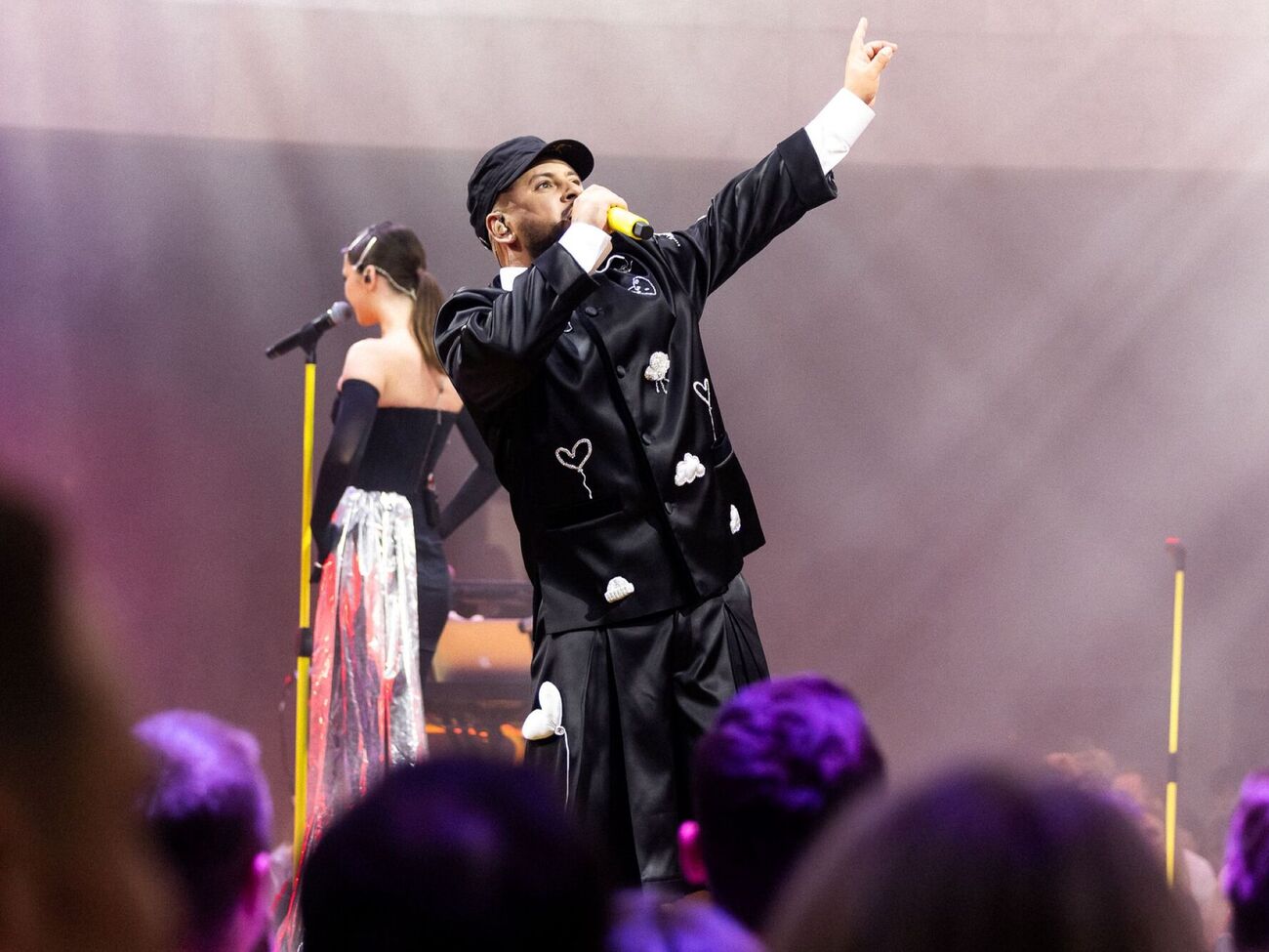 Загалом на підтримку альбому "Вічно танцююча людина" в артиста заплановано чотири концерти