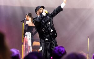 Загалом на підтримку альбому "Вічно танцююча людина" в артиста заплановано чотири концерти