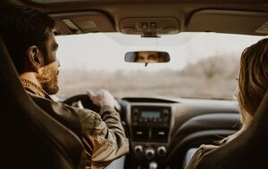 Опытный водитель будет включать сигналы поворота даже на пустой дороге