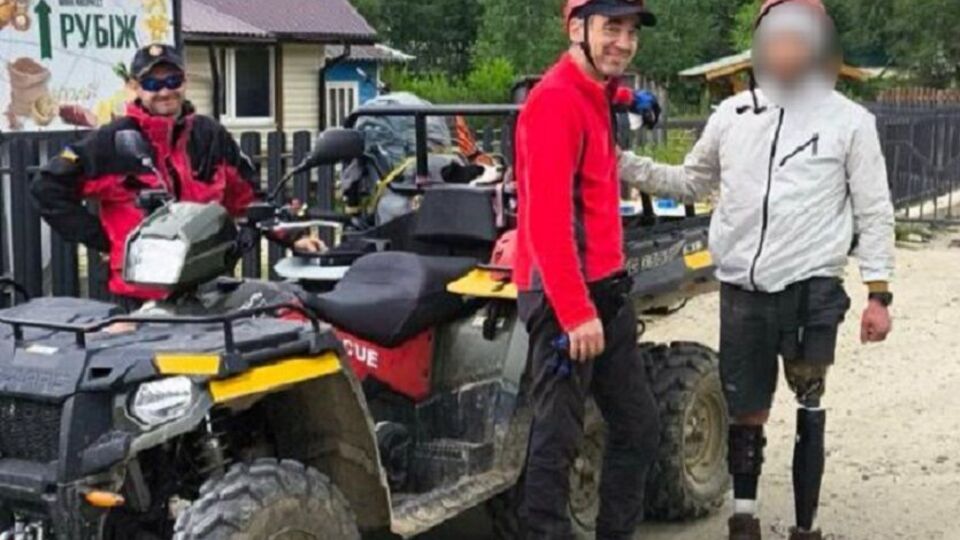 Туриста спустили на квадроцикле