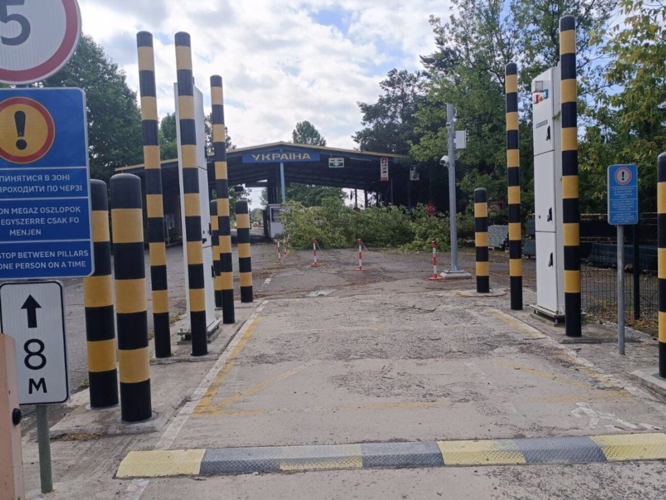 Поваленные деревья в пункте пропуска "Дзвінкове – Лонья", что на границе с Венгрией