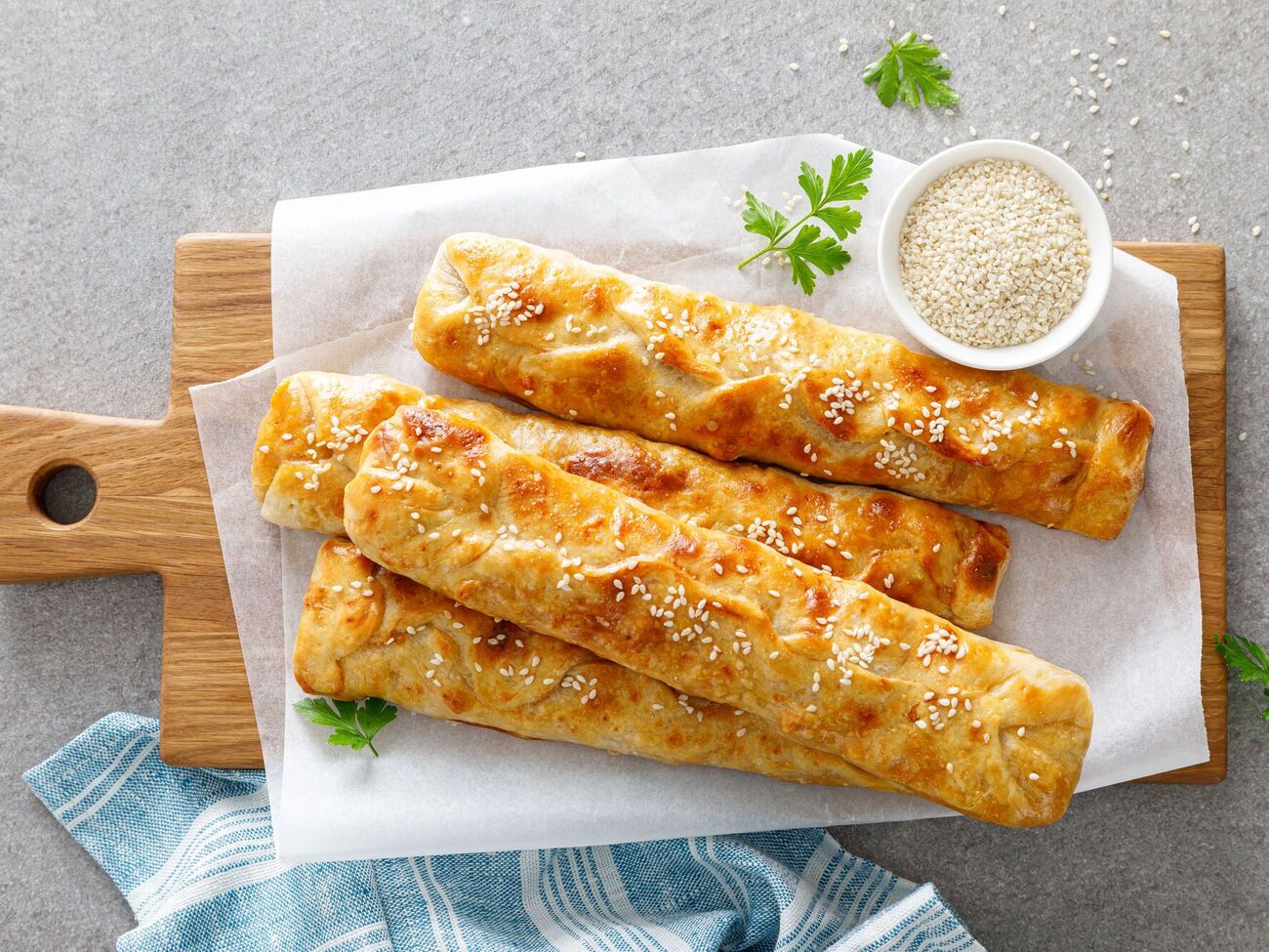 Палички присипають кунжутом