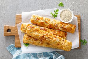 Палички присипають кунжутом