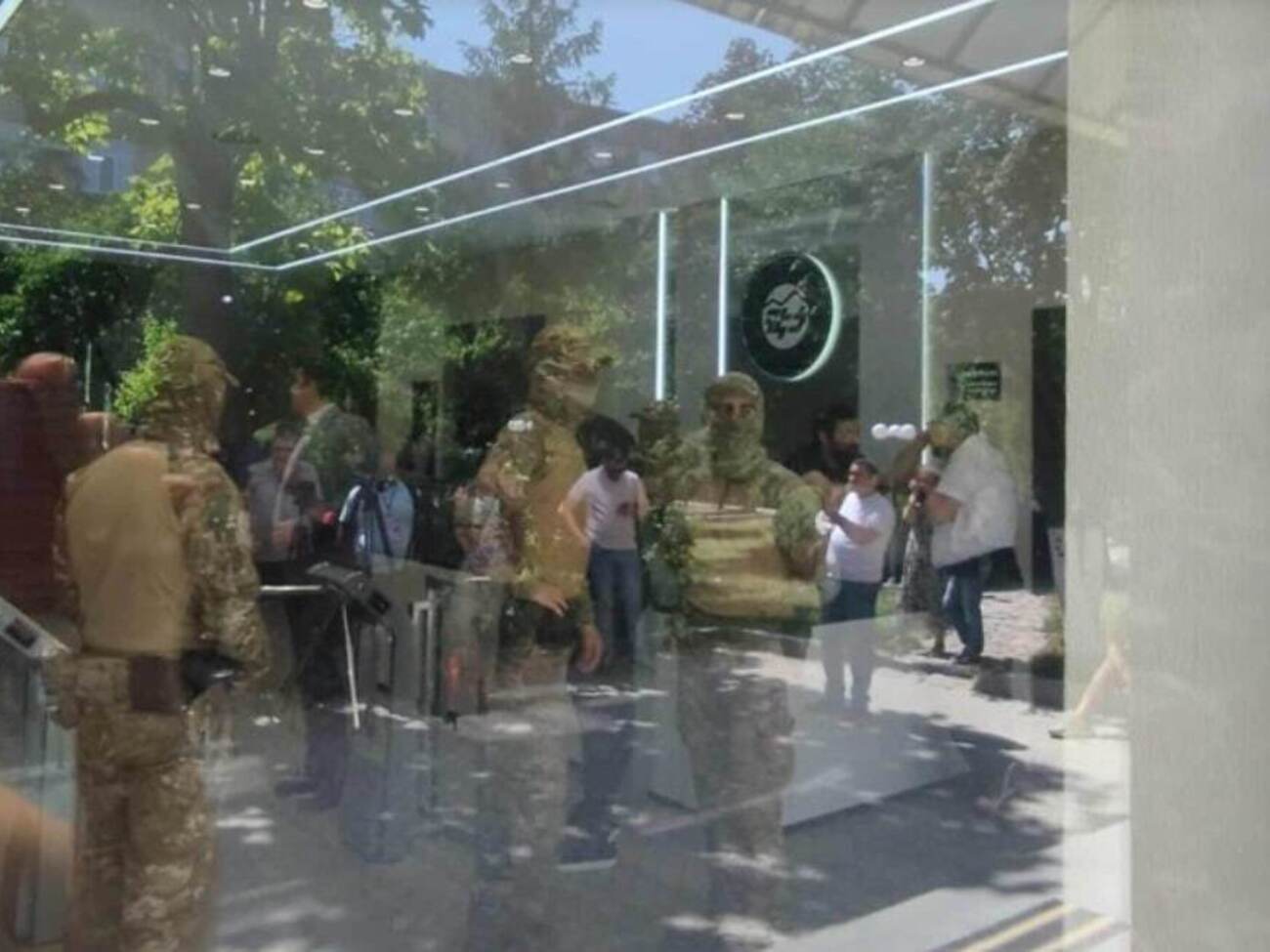 Силовики проводили обшук в офісі компанії "Електричні мережі Вірменії"