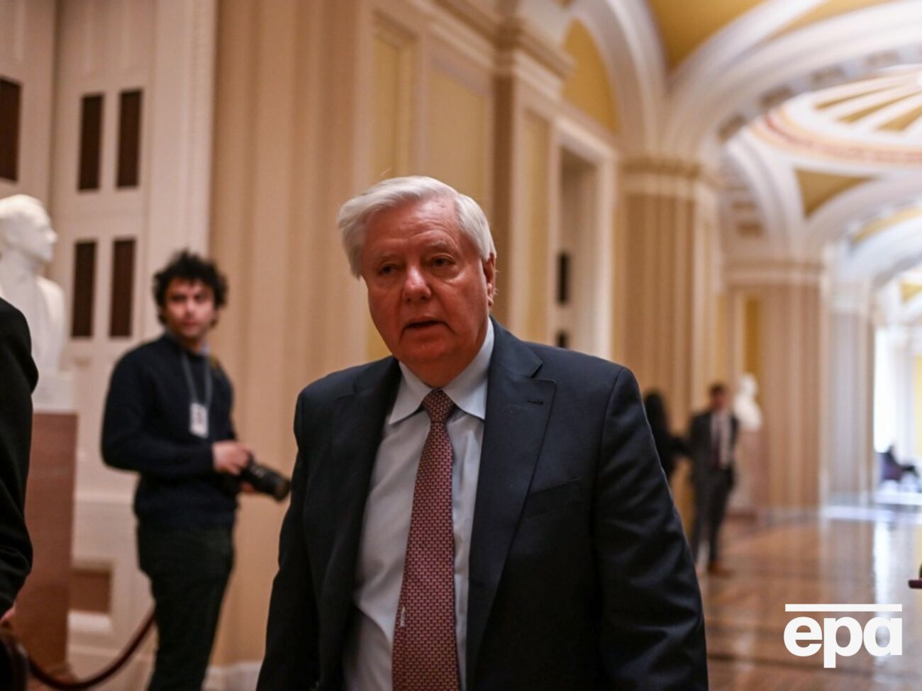 Грэм подчеркнул, что пора добавить больше инструментов в "арсенал" Трампа