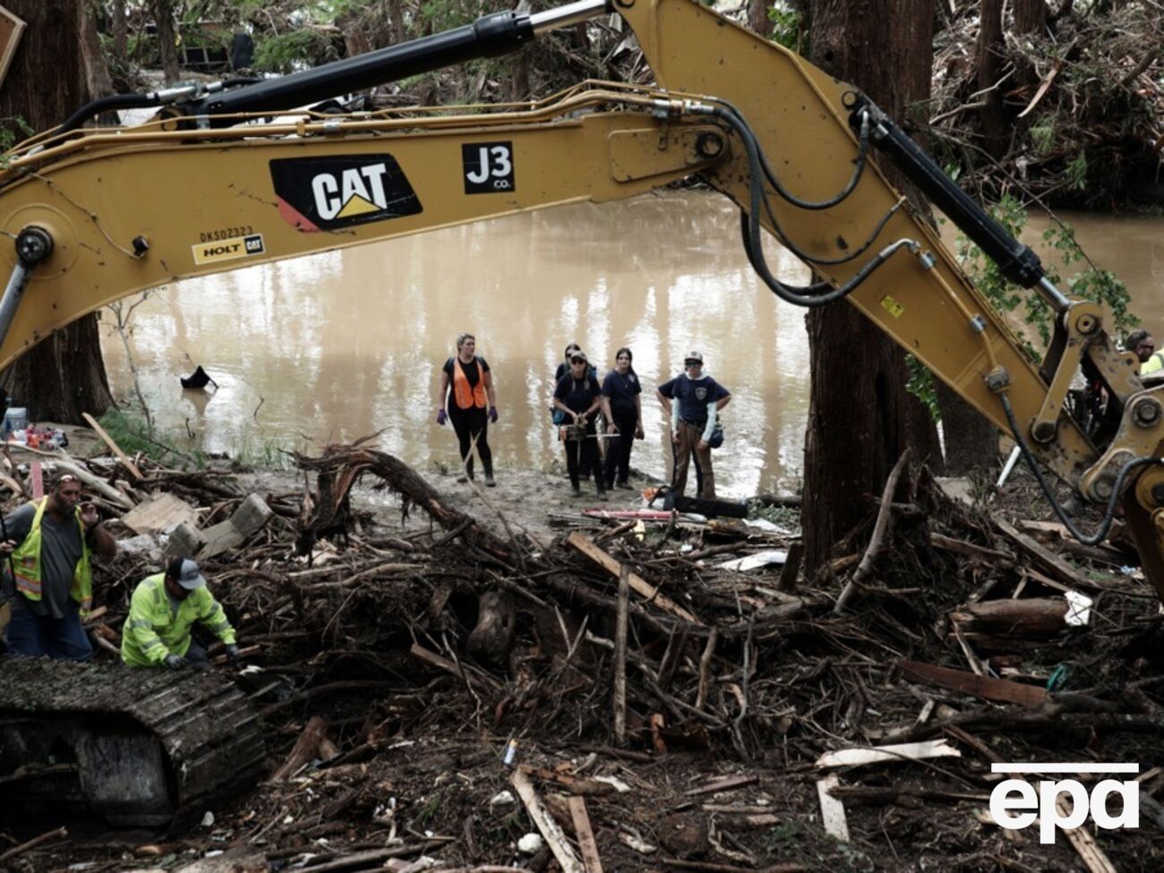 Службы быстрого реагирования проводят поисково-спасательные операции возле реки Гваделупе