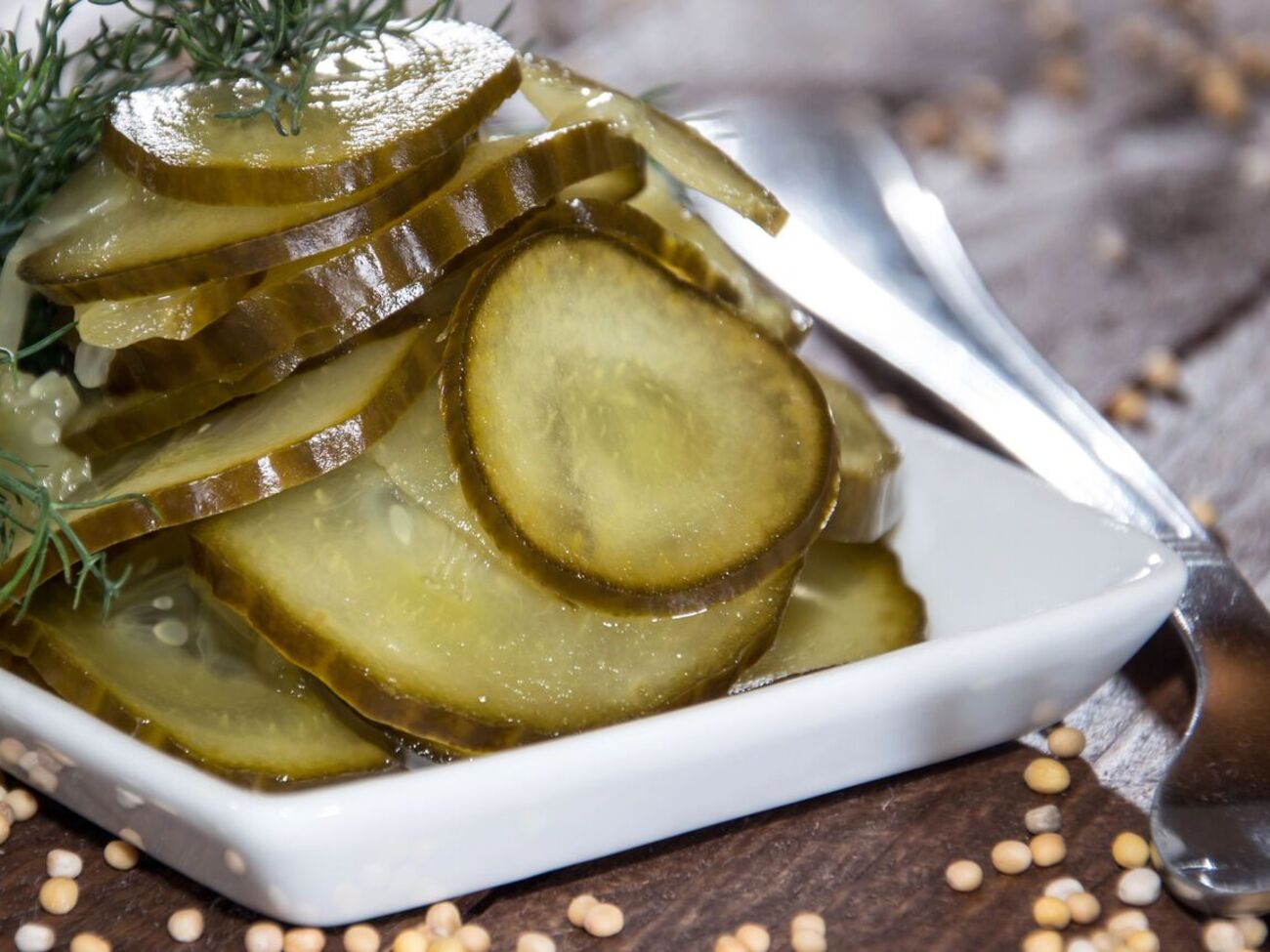 Огурцы варятся в маринаде четыре минуты