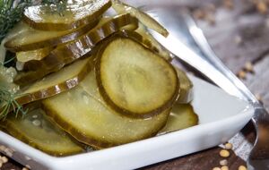 Огурцы варятся в маринаде четыре минуты