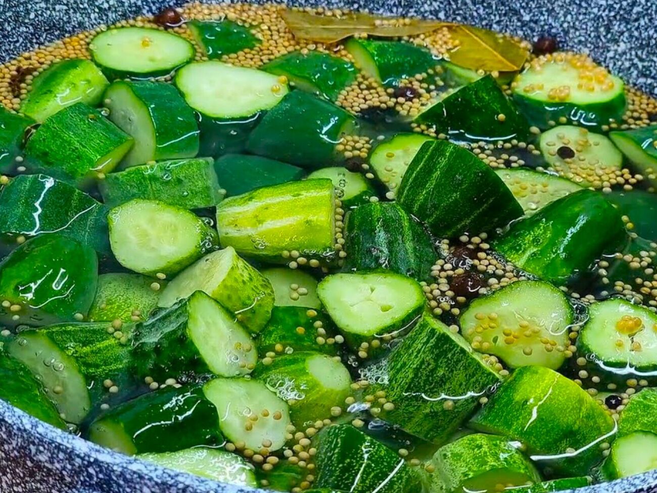 Простой рецепт огурцов, а результат – отменный