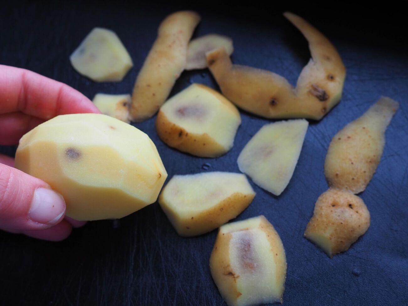 Предотвращать появление фитофторы на картофеле нужно еще с весны