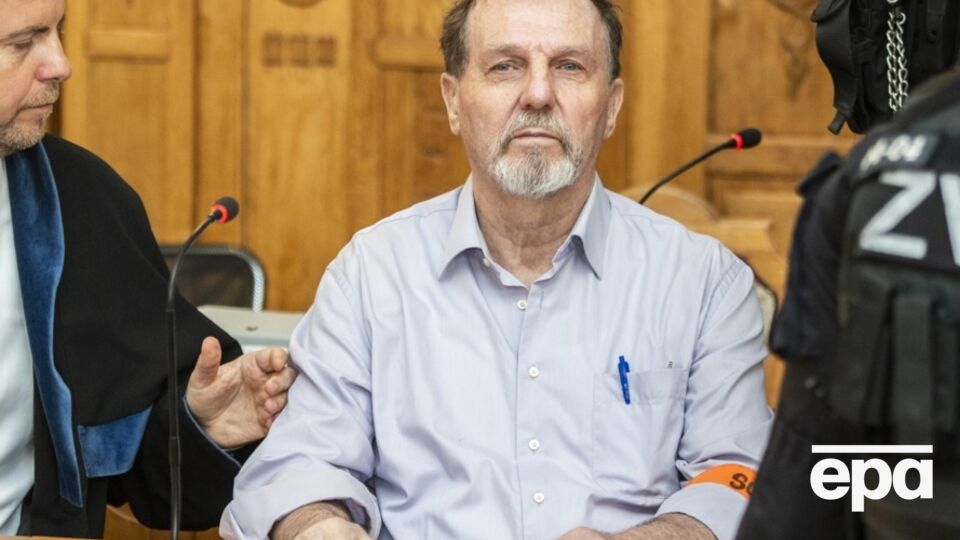 На вопрос, признает ли он себя виновным, Цинтула ответил, что не является террористом