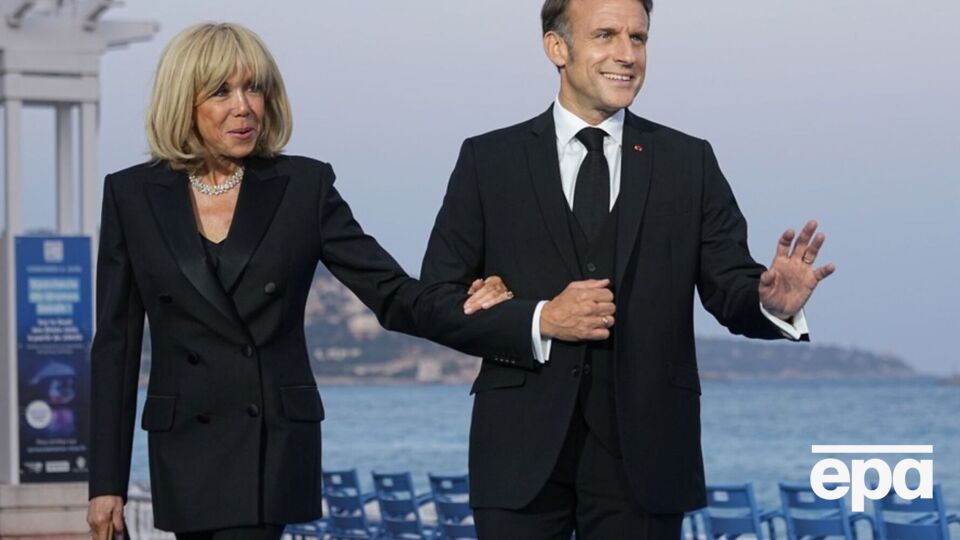 Наприкінці травня ЗМІ обговорювали нібито ляпас, який Макрон публічно дістав від дружини