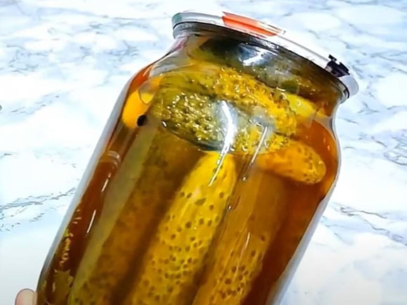 На дно кожної банки потрібно покласти зелень і спеції