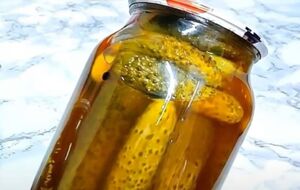 На дно каждой банки нужно положить зелень и специи