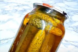 На дно кожної банки потрібно покласти зелень і спеції