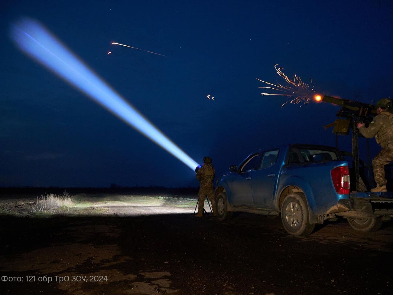 По данным мониторинговых каналов, в воздушном пространстве Украины находится более 150 дронов