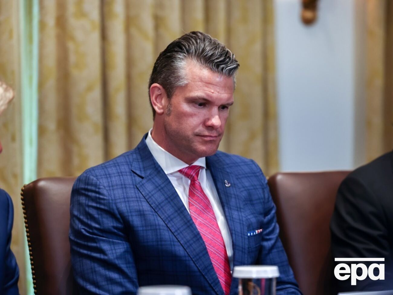 По данным телеканала, речь идет уже о втором случае за год, когда Хегсет единолично принимал решение по оружию для Украины