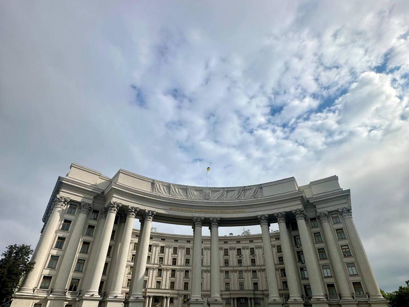 Идет процесс идентификации погибшей, заявили в Министерстве иностранных дел Украины