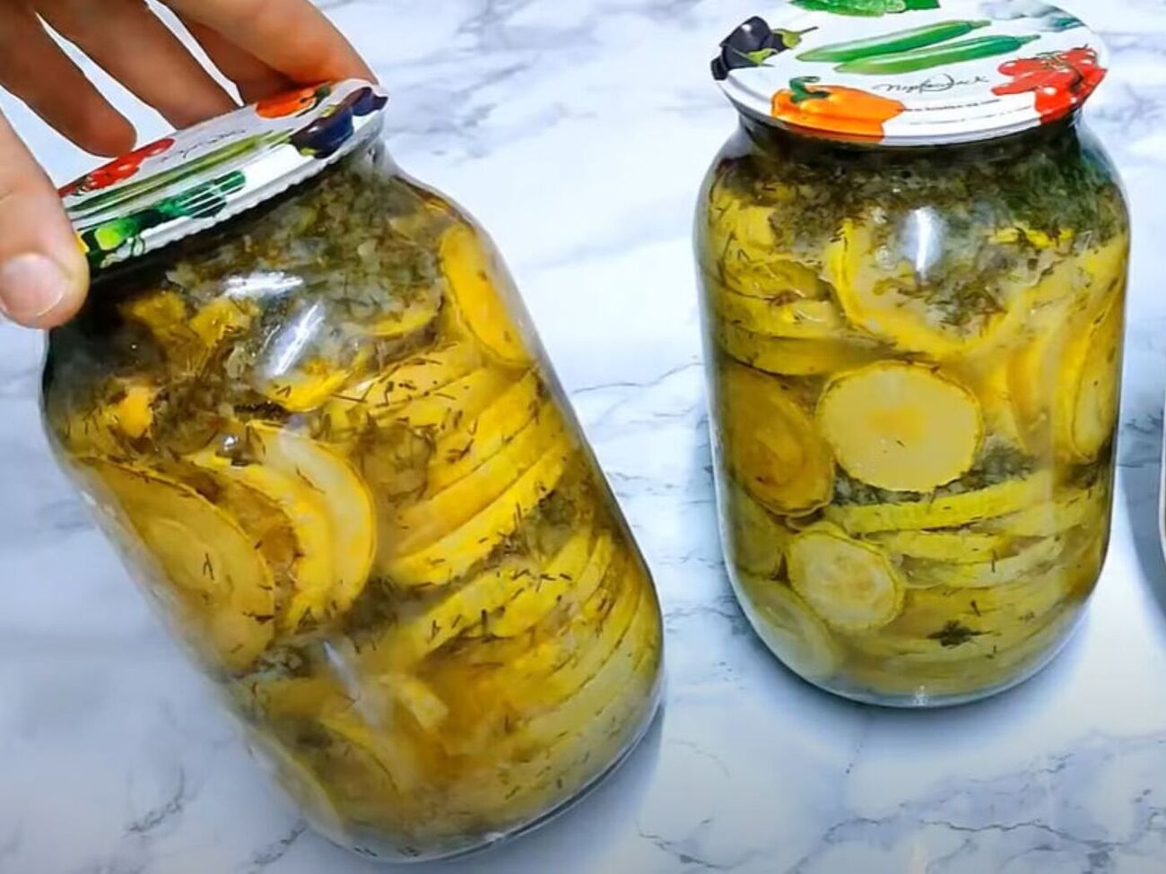 Банки с кабачками нужно простерилизовать перед тем, как закрывать герметично крышкой