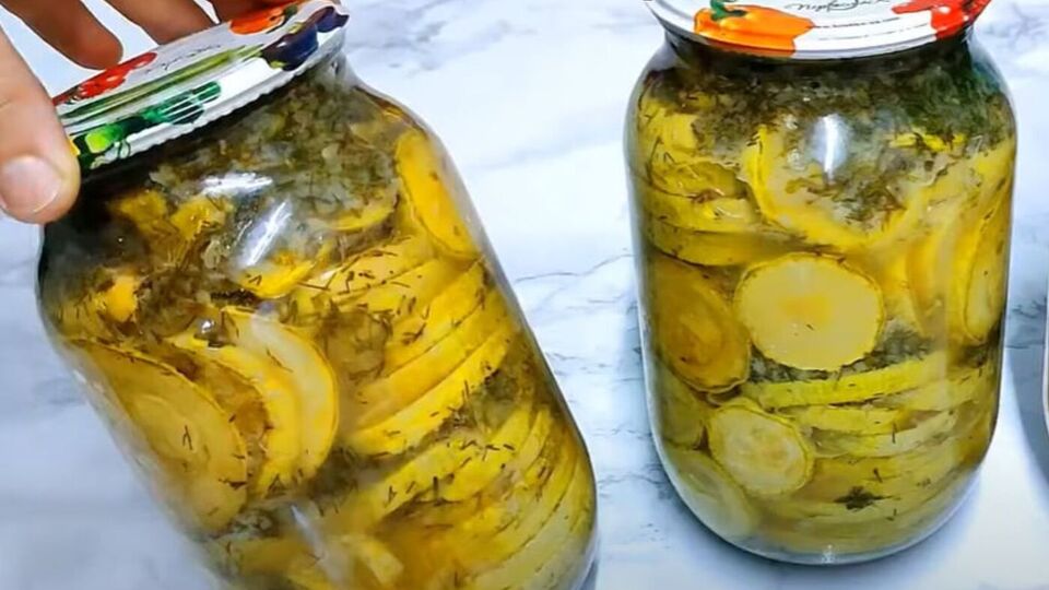 Банки с кабачками нужно простерилизовать перед тем, как закрывать герметично крышкой