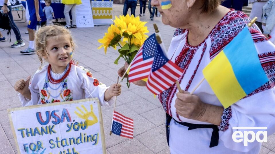 Более половины украинцев ожидают, что США хотя бы частично продолжат поддерживать Украину
