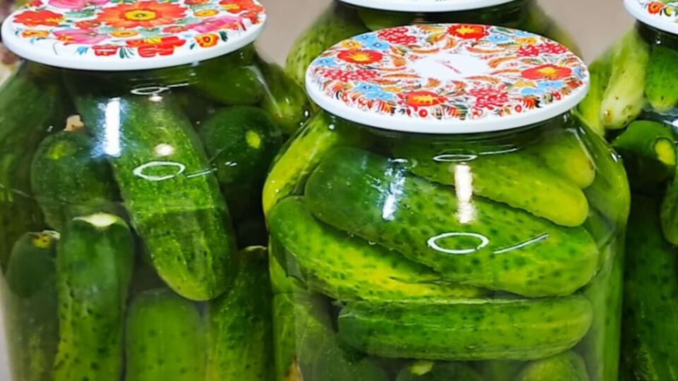 Банки переверните, накройте одеялом и оставьте до полного остывания