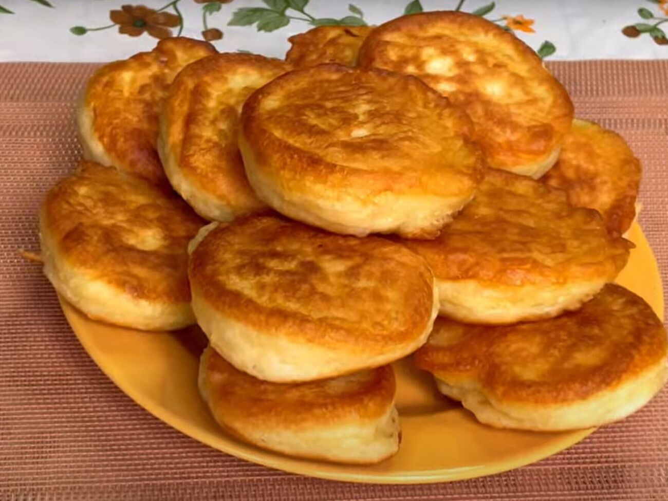 Обжарьте оладьи с двух сторон на сковороде с растительным маслом до готовности