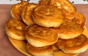 Обжарьте оладьи с двух сторон на сковороде с растительным маслом до готовности