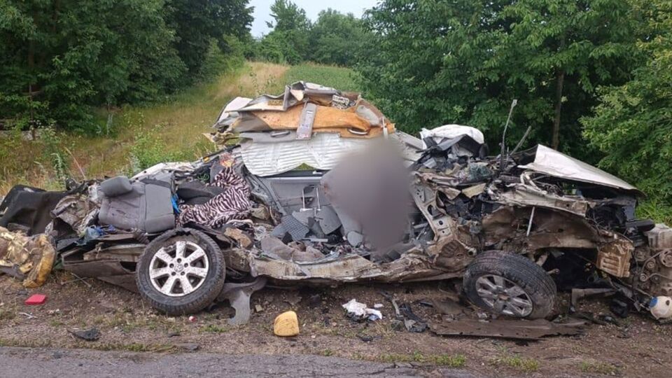 Водитель и пассажиры легковушки погибли