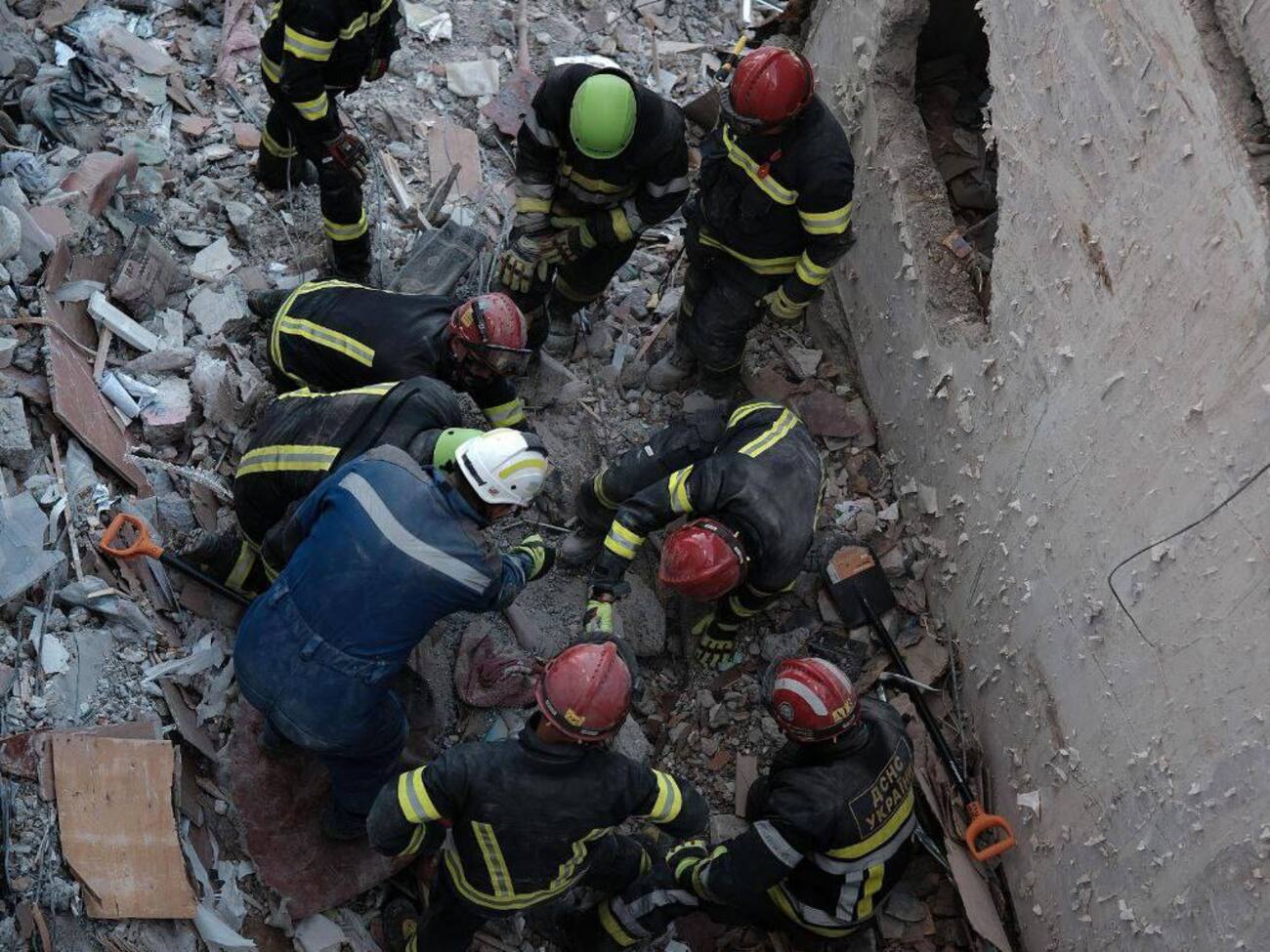 На ранок розібрали 70% зруйнованих конструкцій будинку