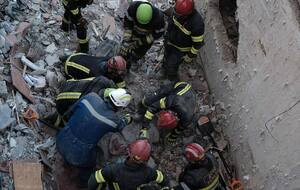 На ранок розібрали 70% зруйнованих конструкцій будинку