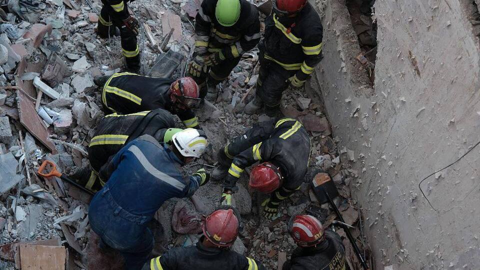 На ранок розібрали 70% зруйнованих конструкцій будинку