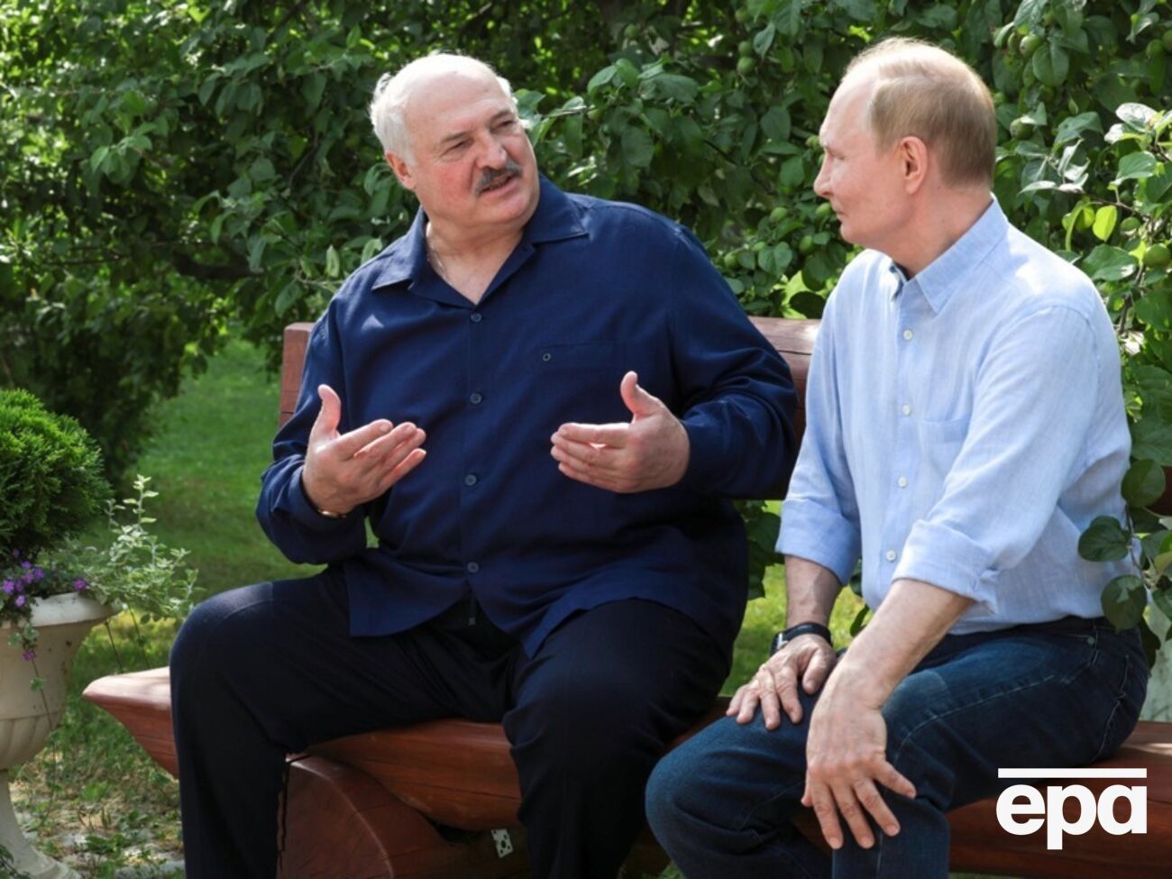 Лукашенко: Україна сьогодні бігом повинна просити Путіна сісти за стіл переговорів