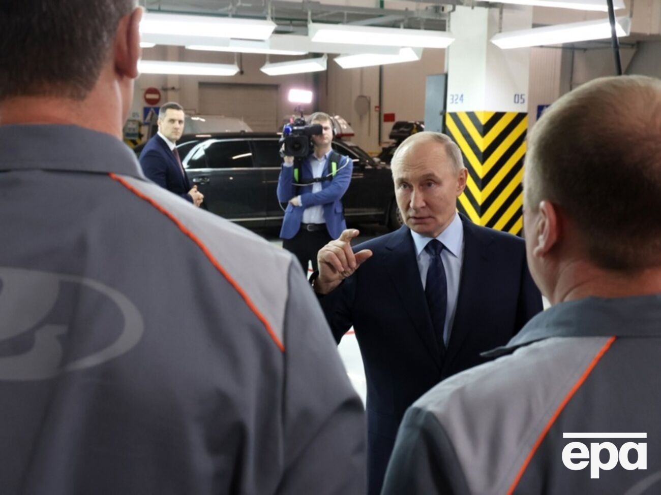 Объемы производства в РФ падают пять месяцев, но Путин утверждает, что слухи об упадке российской экономики слишком преувеличены