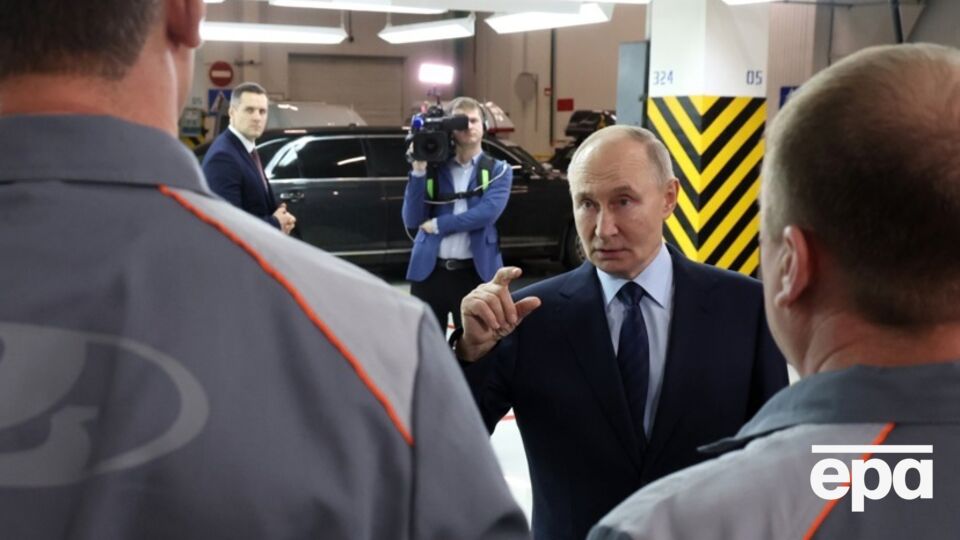 Обсяги виробництва в РФ падають п'ять місяців, але Путін стверджує, що чутки про занепад російської економіки надто перебільшені