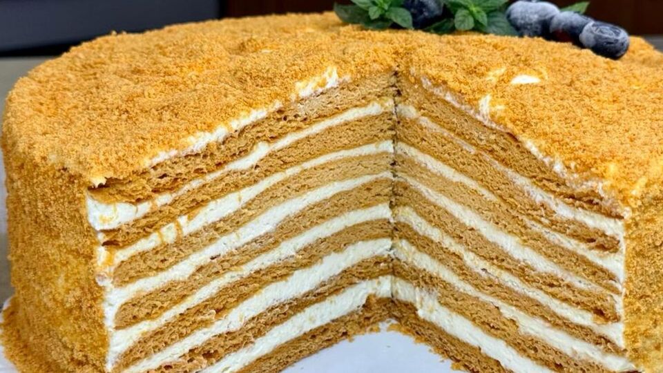 Выпекайте коржи на противне в течение нескольких минут при 180 °C