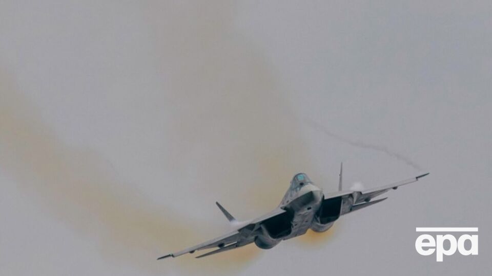 По словам местной жительницы, самолет якобы сбросил снаряды, чтобы самому не взорваться