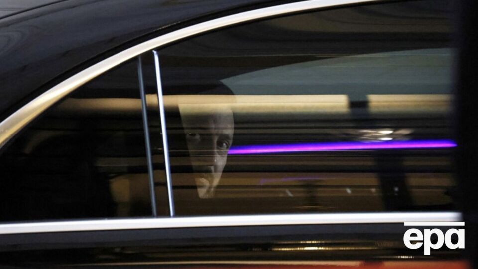 За словами співрозмовників каналу, будь-які зустрічі із Зеленським зможуть відбутися після переговорів Трампа й Путіна