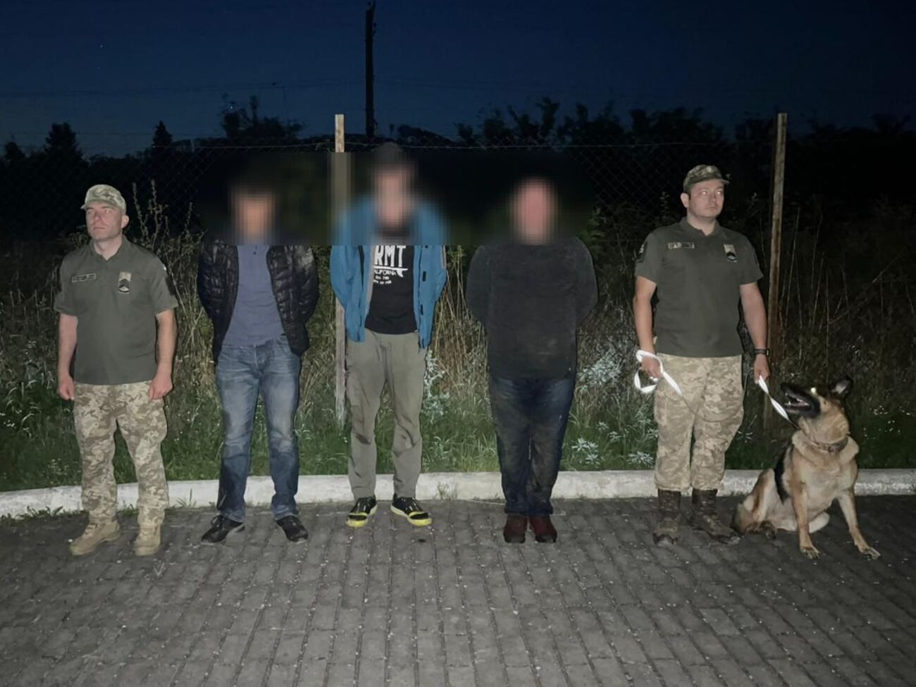 В ГПСУ отметили, что мужчины были в нескольких сотнях метров от границы