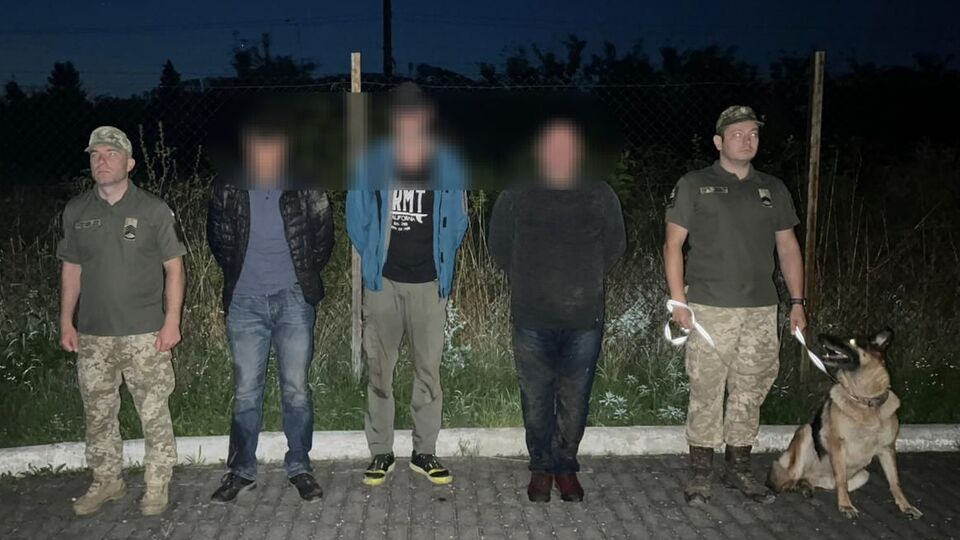 В ГПСУ отметили, что мужчины были в нескольких сотнях метров от границы