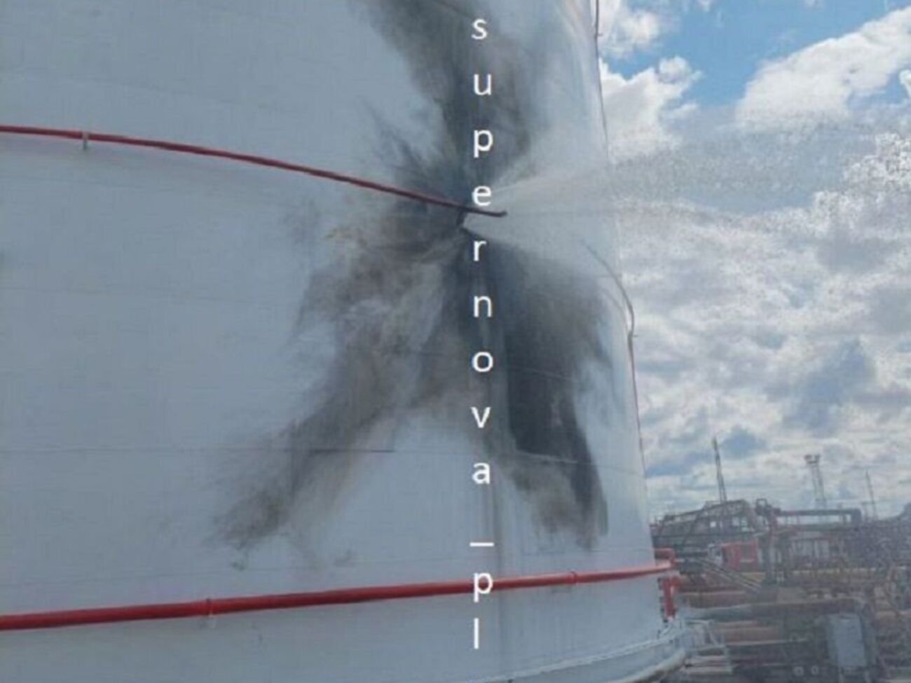 З'явилися фото з наслідками ураження НПЗ