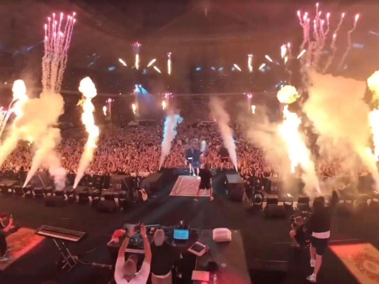 Депутата возмутило то, что мужчины "имеют силу кричать на польском стадионе", а не защищать родину