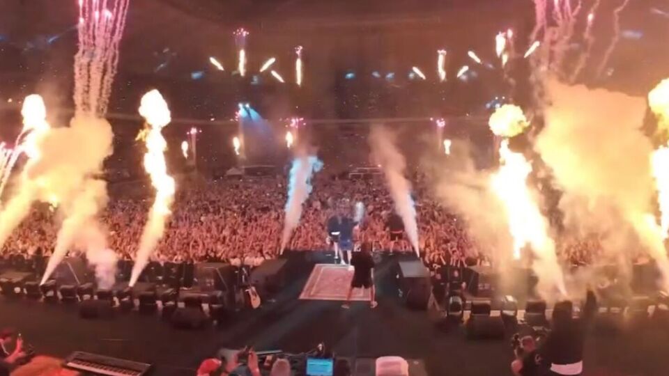 Депутата возмутило то, что мужчины "имеют силу кричать на польском стадионе", а не защищать родину