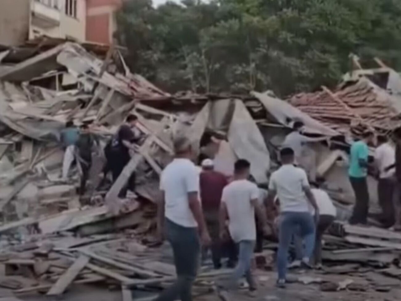 Унаслідок землетрусу обвалилося понад 10 будівель, одна з них зруйнована повністю