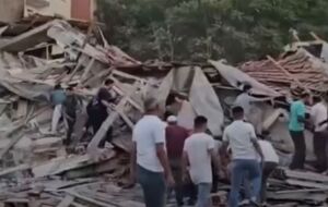 Унаслідок землетрусу обвалилося понад 10 будівель, одна з них зруйнована повністю