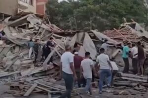 В результате землетрясения обрушилось более 10 зданий, одно из них разрушено полностью